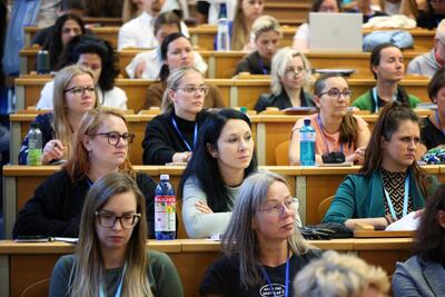 Účastníci konference AMY 2026 při přednášce v posluchárně